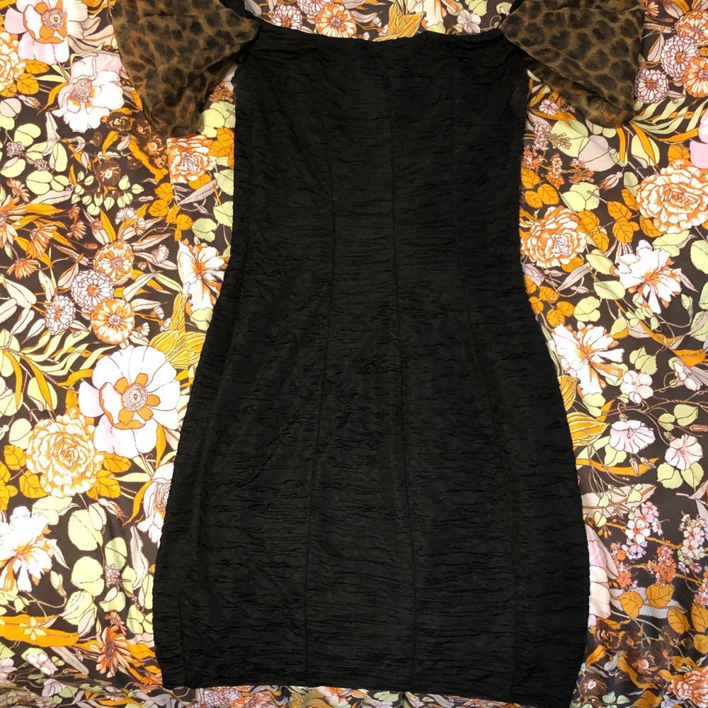 Puffy leopard print sleeves black dress !